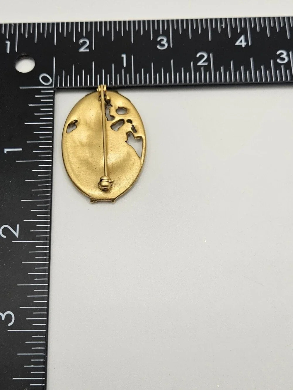 Vintage Santa Claus Brooch Gold Tone Oval Christmas Pin Victorian Style Toy Sack
